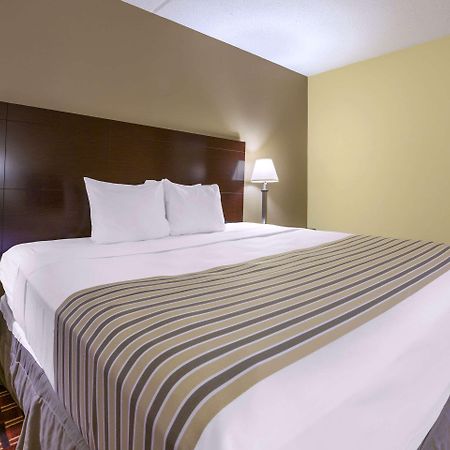 Econo Lodge Inn & Suites Triadelphia - Wheeling Eksteriør bilde
