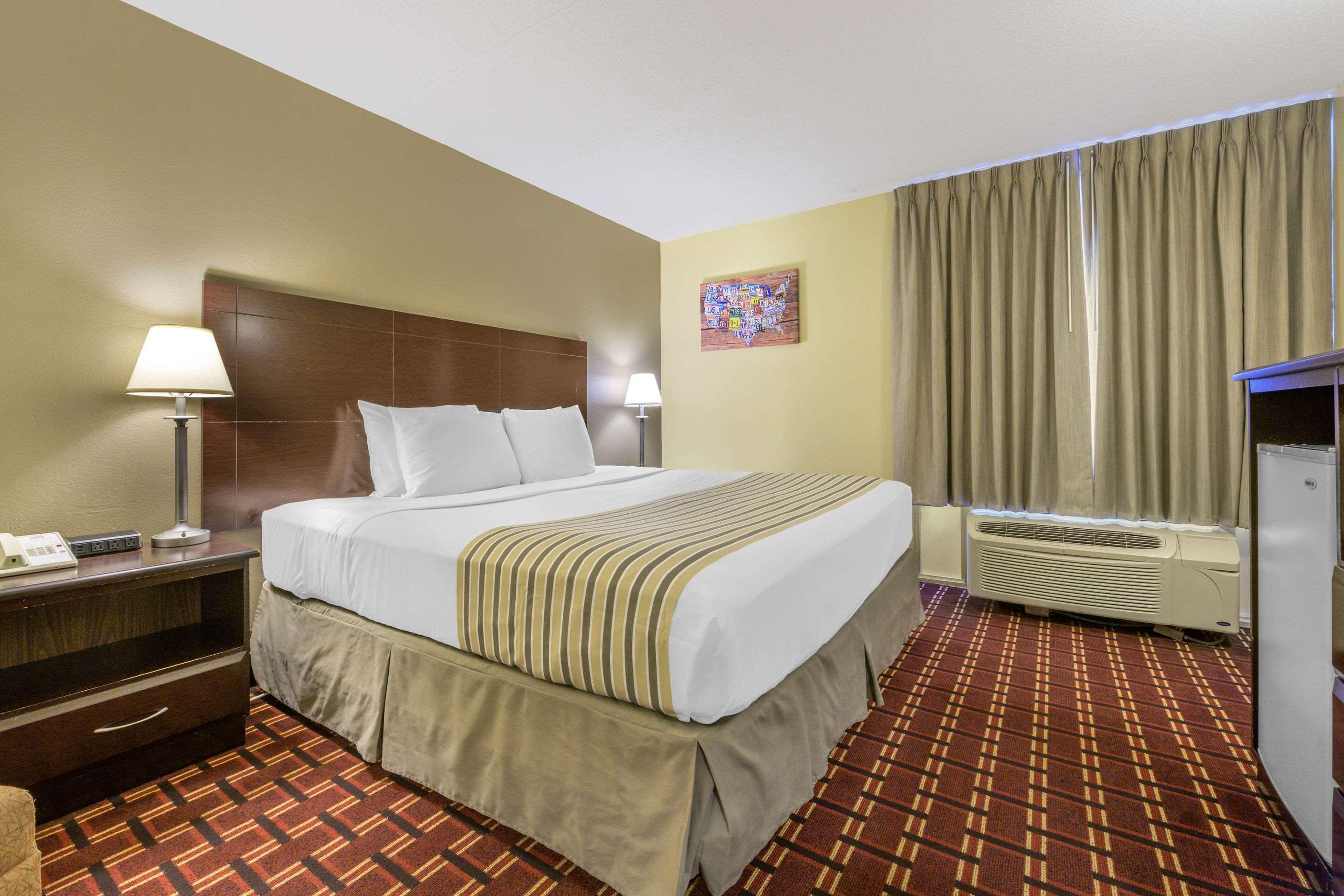 Econo Lodge Inn & Suites Triadelphia - Wheeling Eksteriør bilde