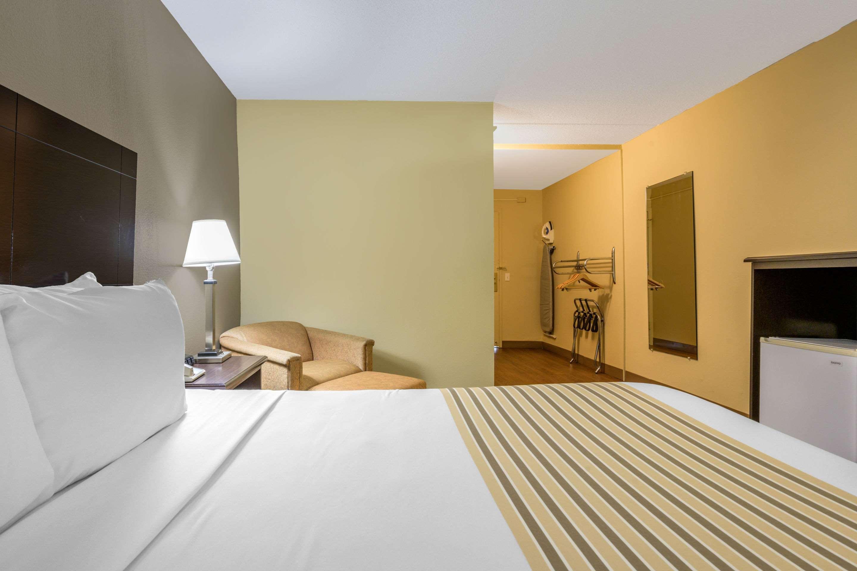 Econo Lodge Inn & Suites Triadelphia - Wheeling Eksteriør bilde