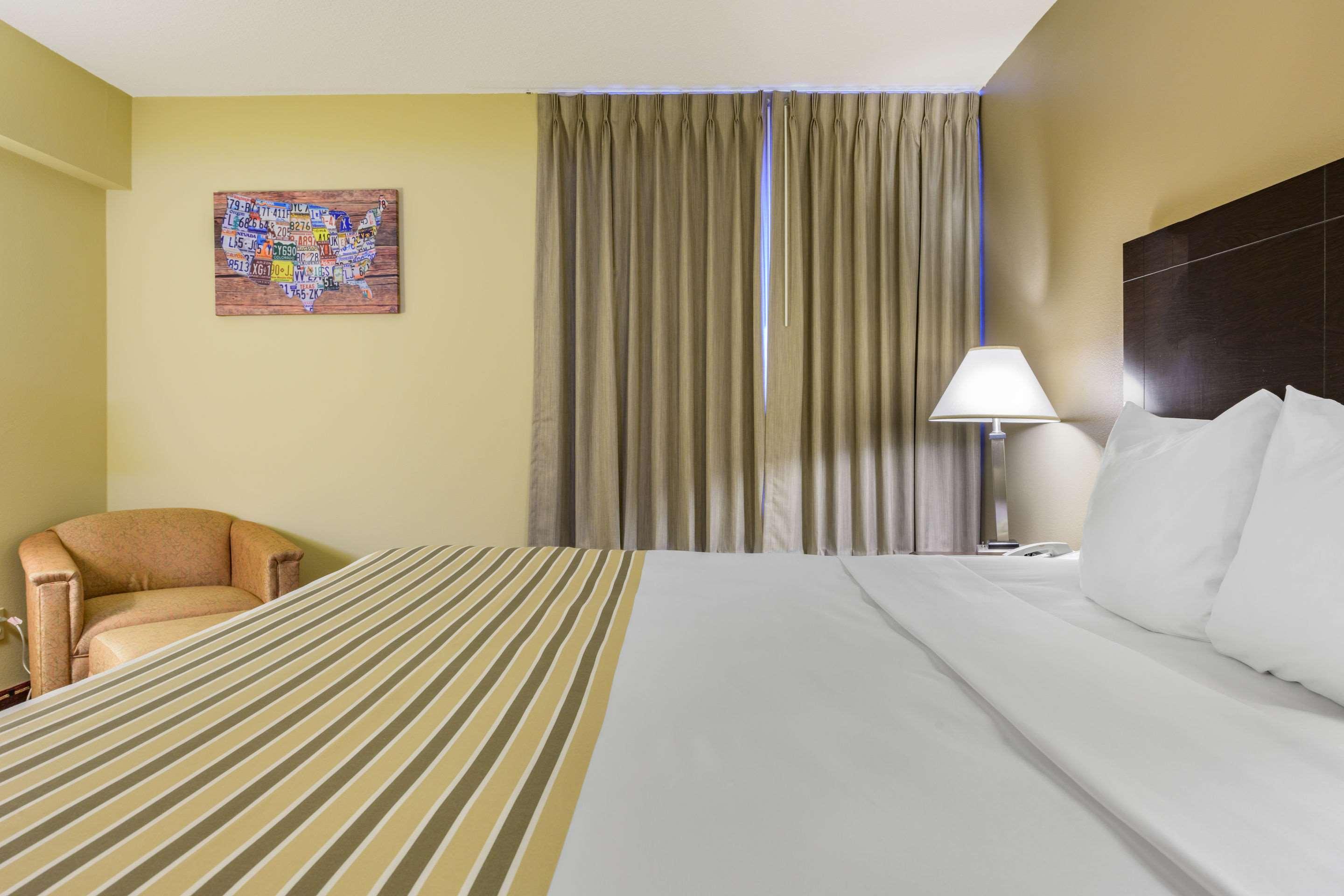 Econo Lodge Inn & Suites Triadelphia - Wheeling Eksteriør bilde