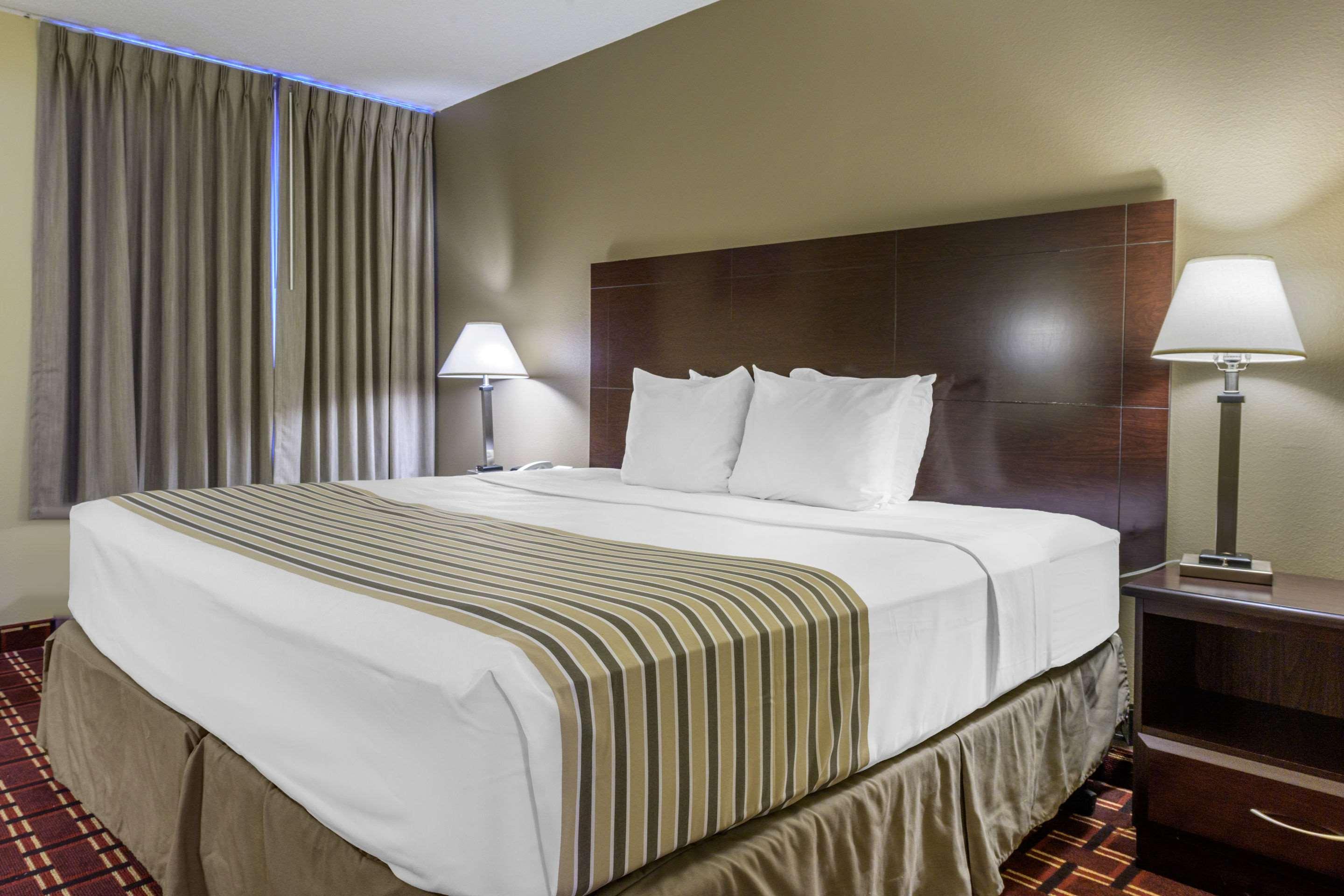 Econo Lodge Inn & Suites Triadelphia - Wheeling Eksteriør bilde