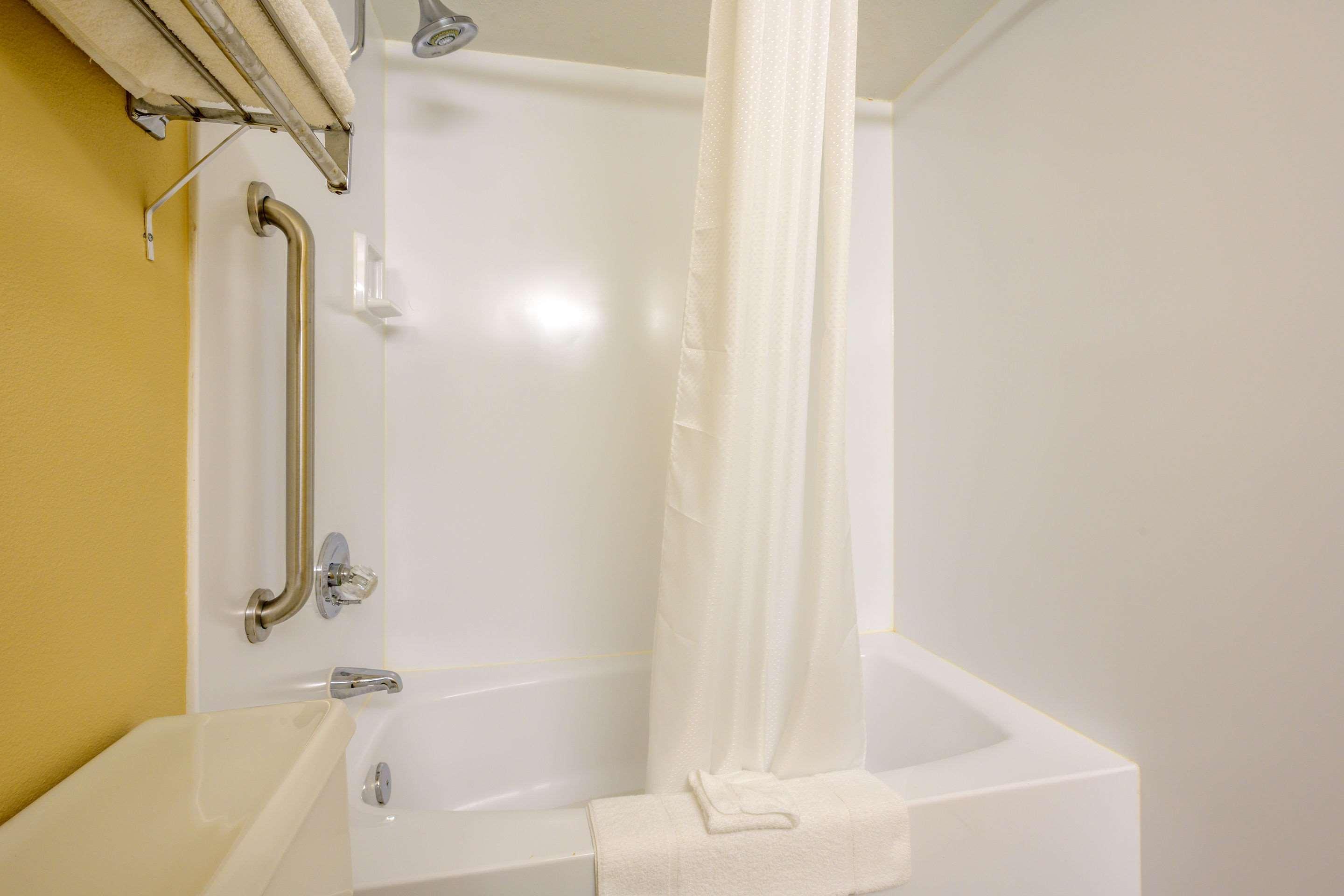 Econo Lodge Inn & Suites Triadelphia - Wheeling Eksteriør bilde