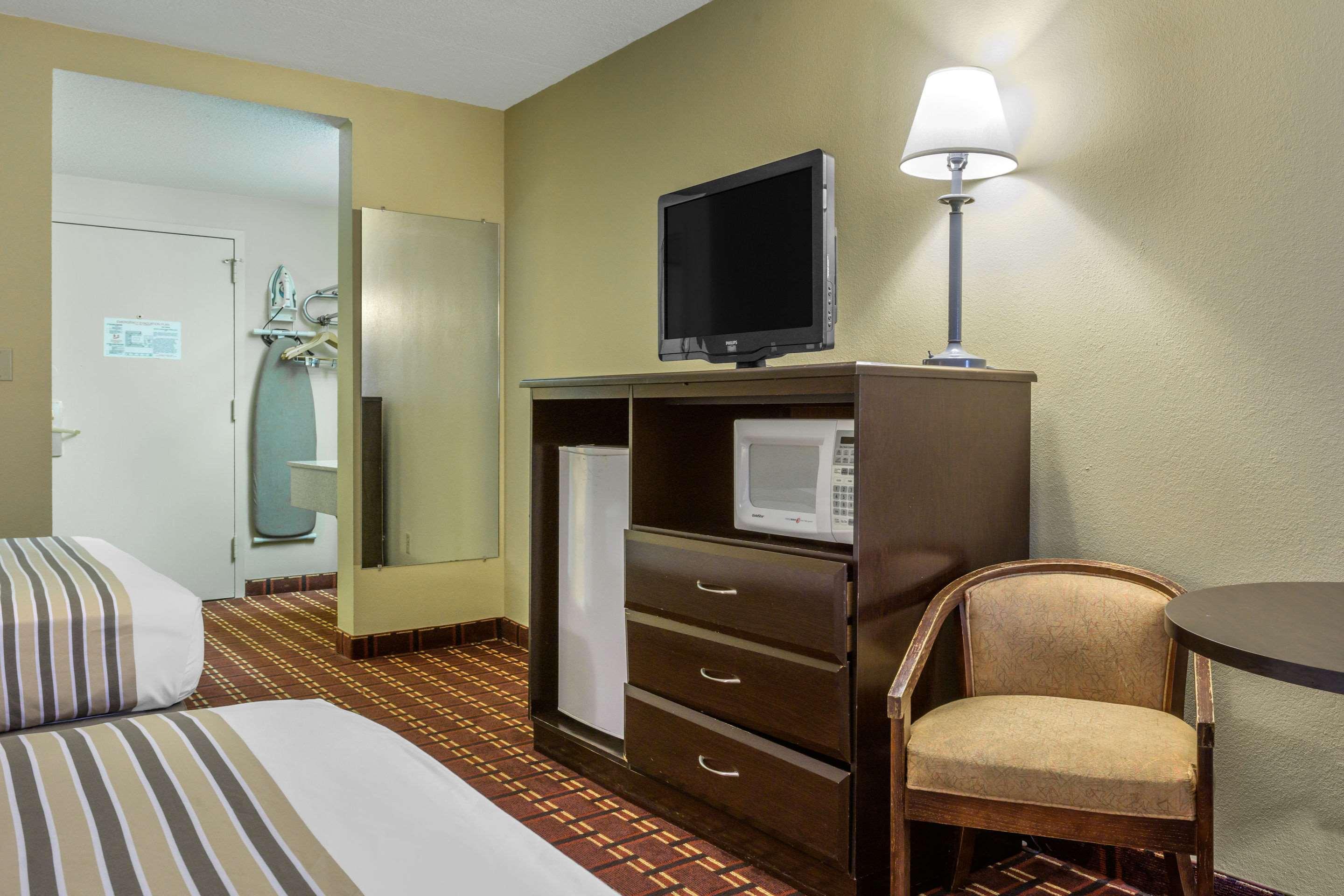 Econo Lodge Inn & Suites Triadelphia - Wheeling Eksteriør bilde
