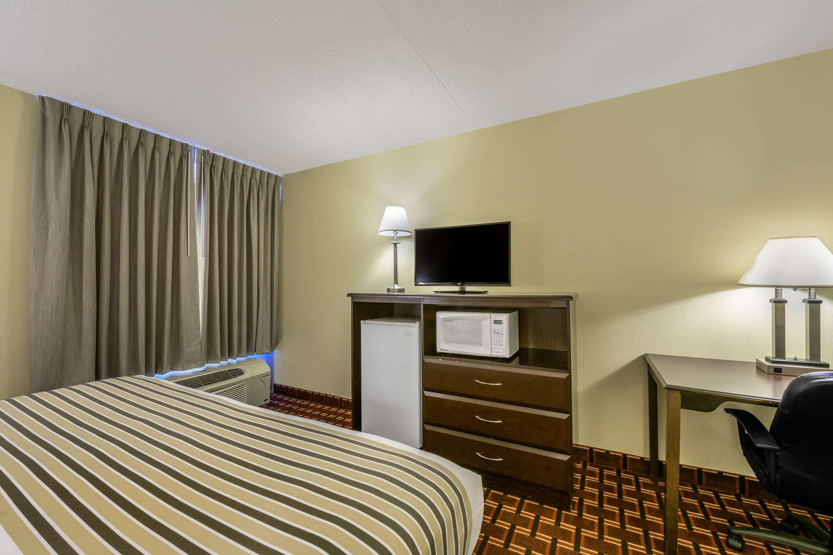 Econo Lodge Inn & Suites Triadelphia - Wheeling Eksteriør bilde