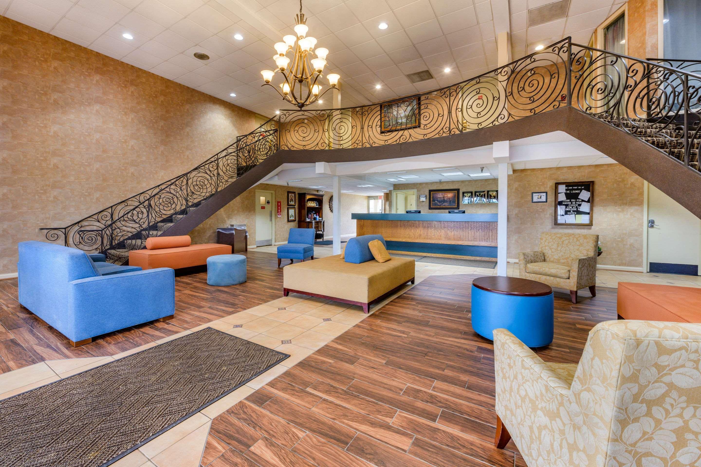 Econo Lodge Inn & Suites Triadelphia - Wheeling Eksteriør bilde