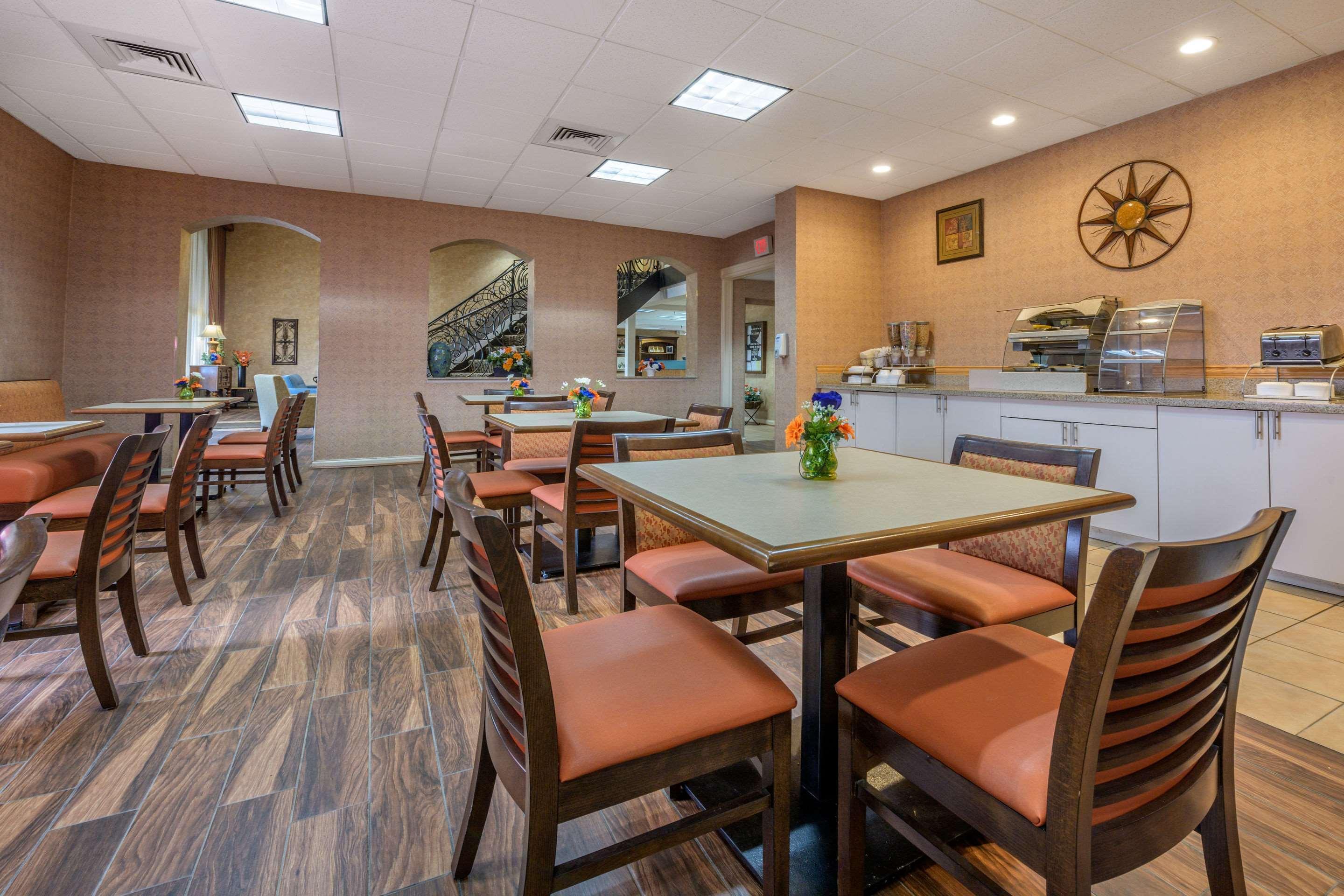Econo Lodge Inn & Suites Triadelphia - Wheeling Eksteriør bilde