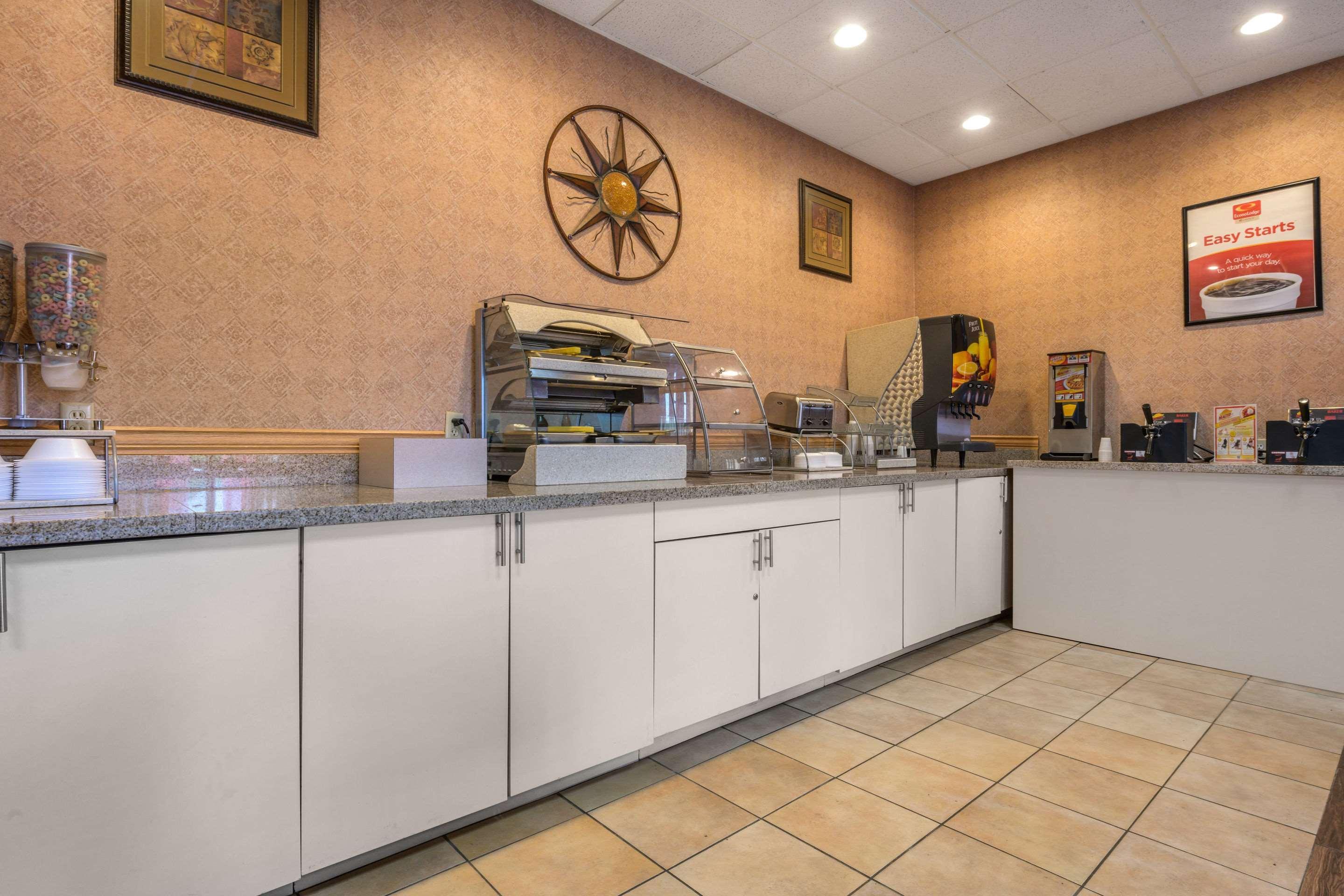 Econo Lodge Inn & Suites Triadelphia - Wheeling Eksteriør bilde