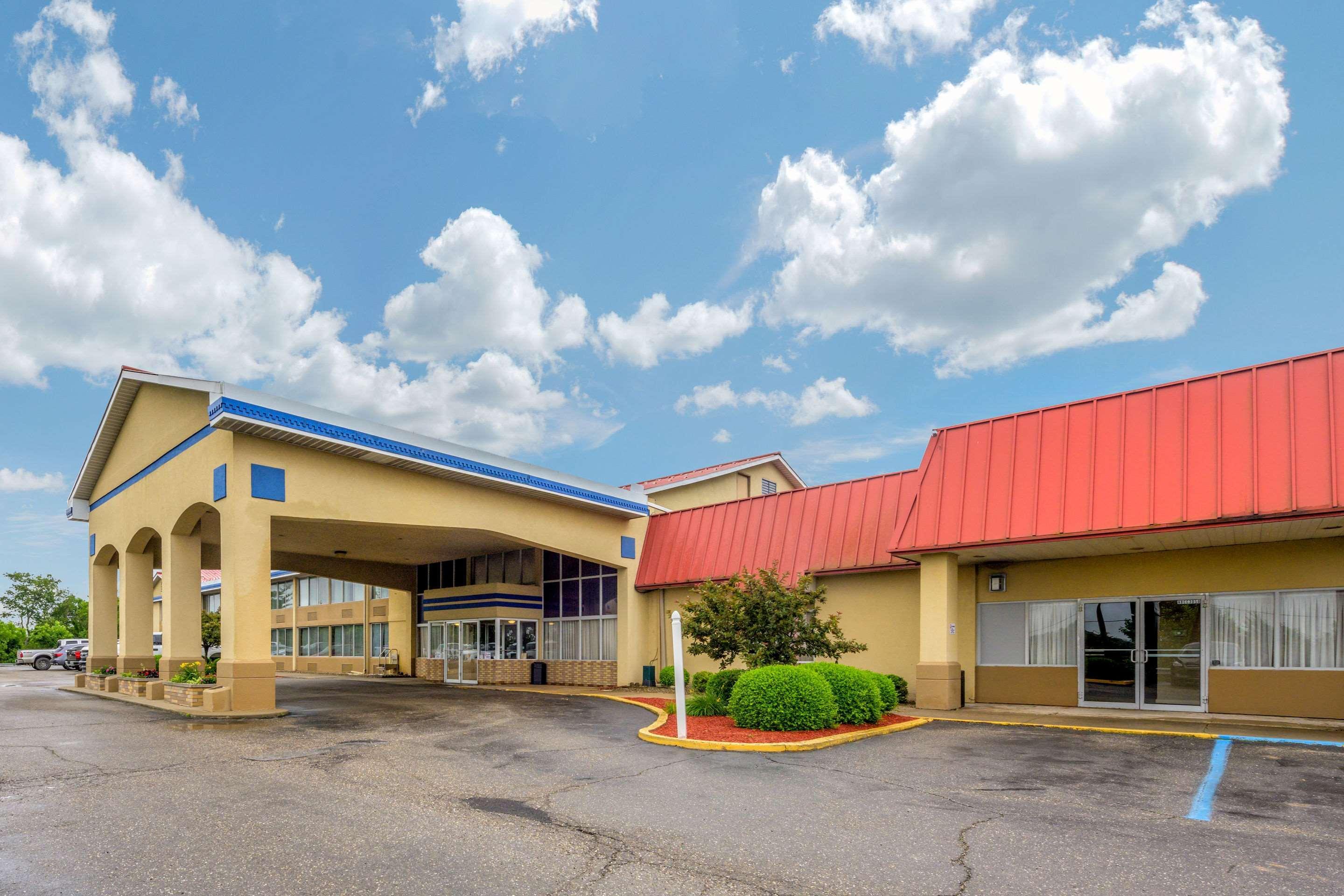 Econo Lodge Inn & Suites Triadelphia - Wheeling Eksteriør bilde