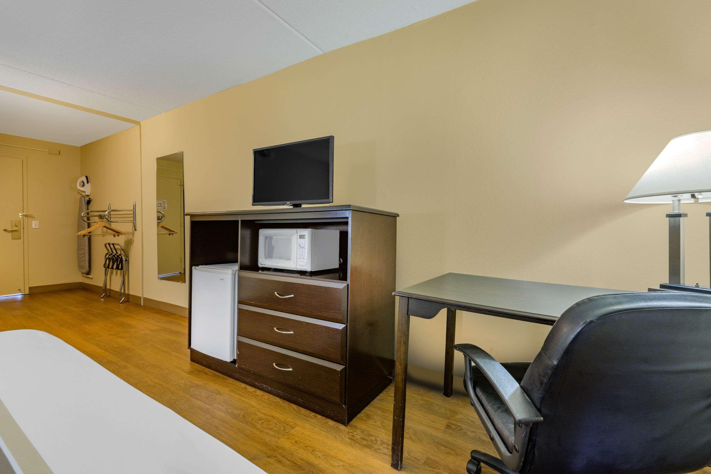 Econo Lodge Inn & Suites Triadelphia - Wheeling Eksteriør bilde