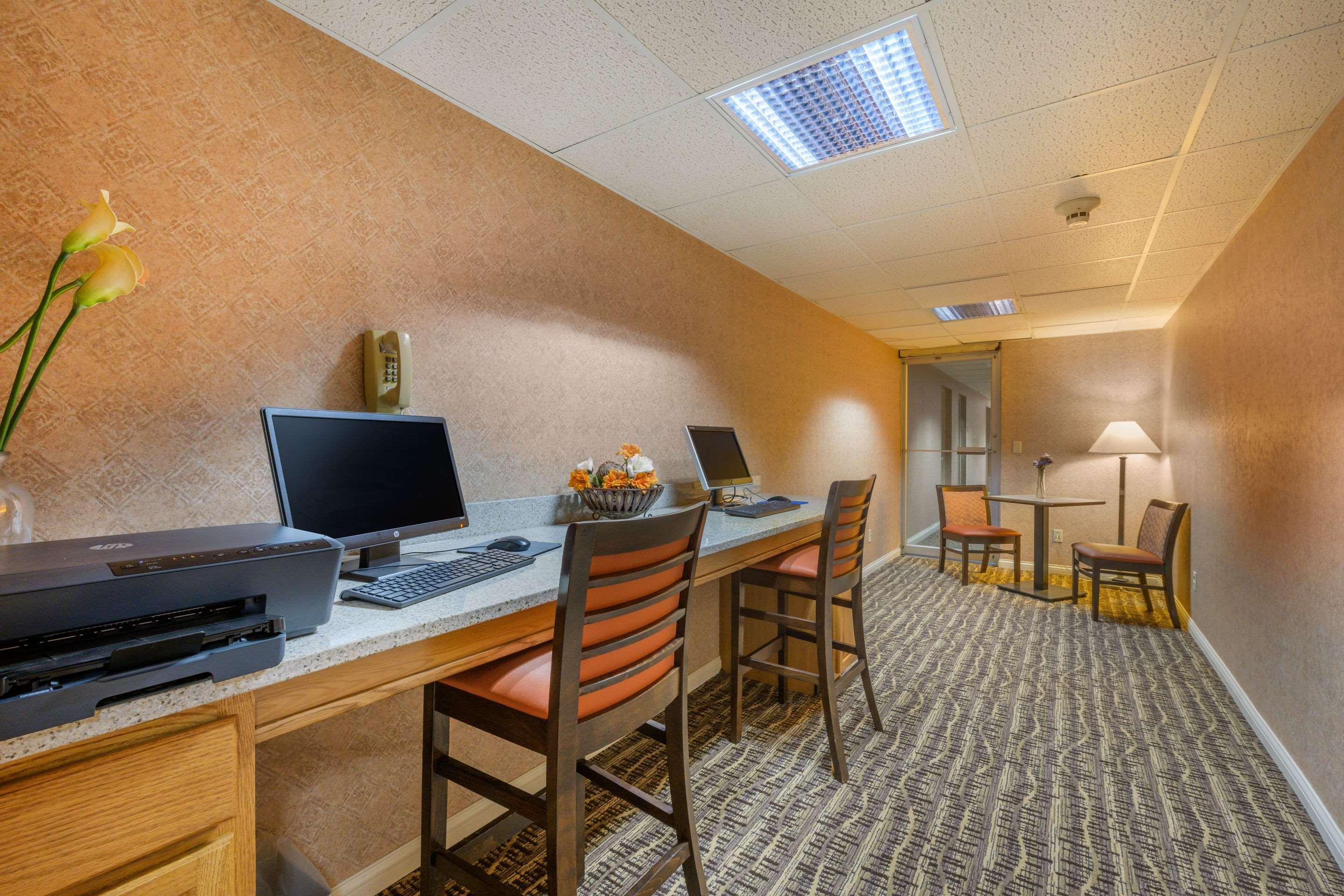 Econo Lodge Inn & Suites Triadelphia - Wheeling Eksteriør bilde