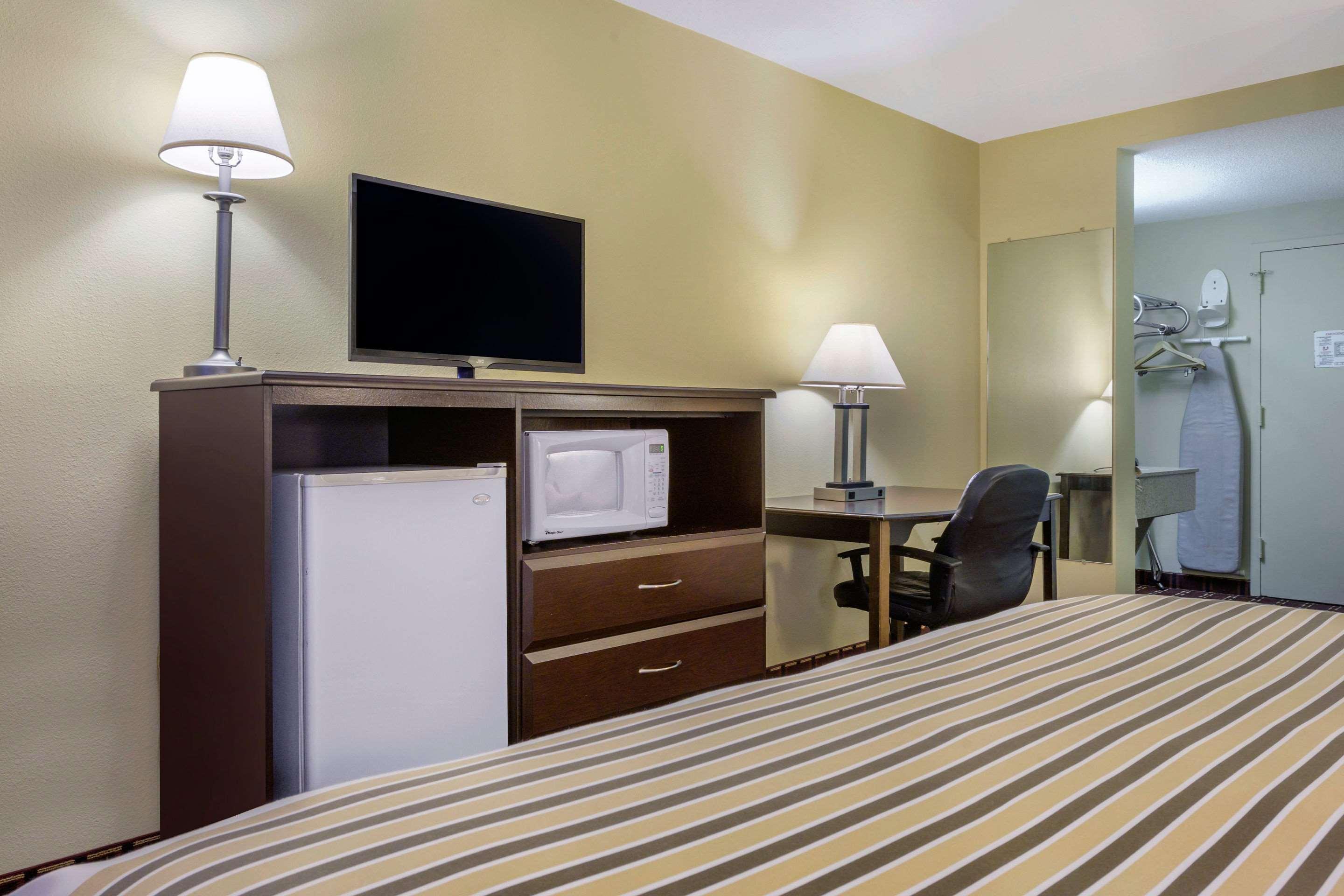Econo Lodge Inn & Suites Triadelphia - Wheeling Eksteriør bilde