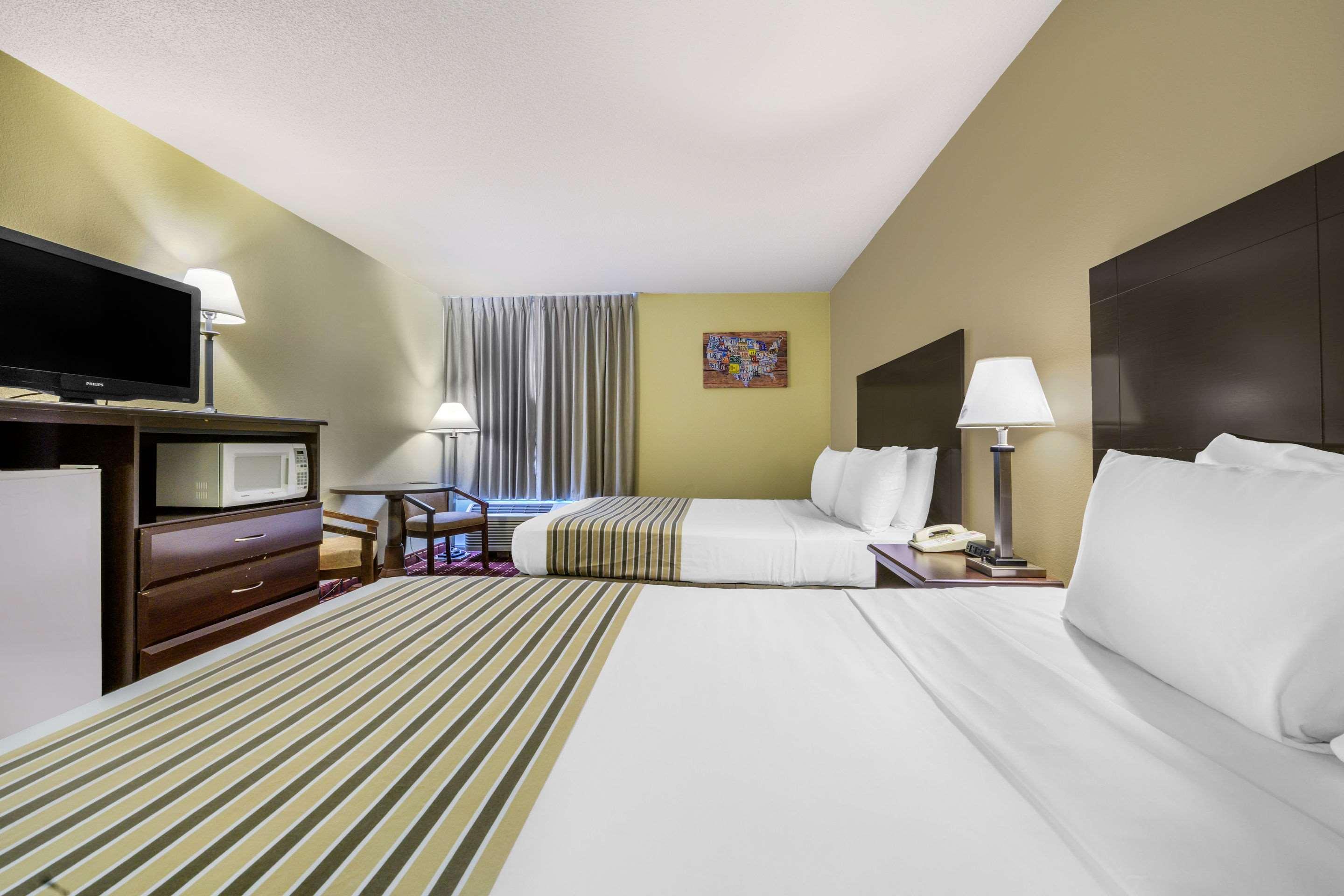 Econo Lodge Inn & Suites Triadelphia - Wheeling Eksteriør bilde