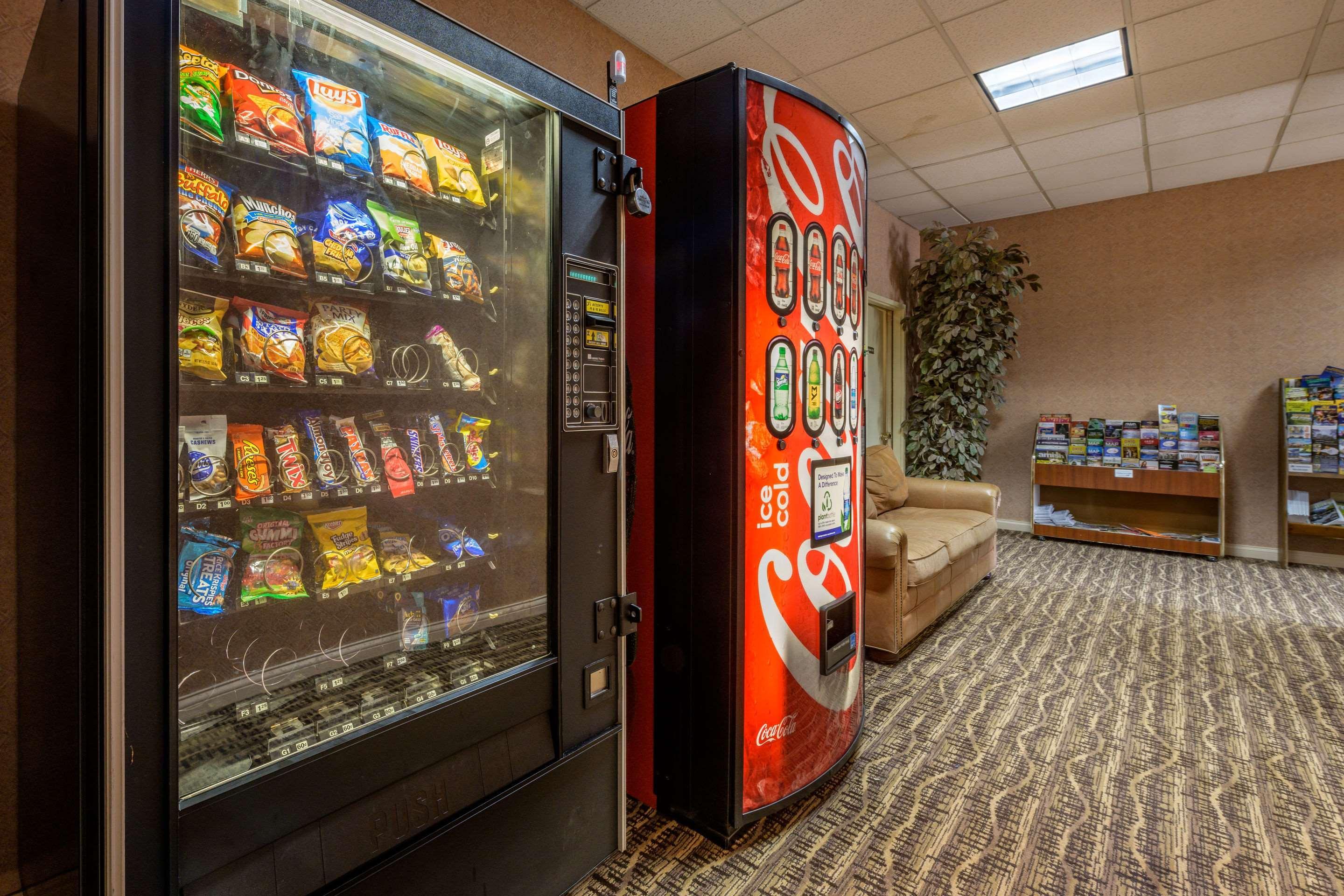 Econo Lodge Inn & Suites Triadelphia - Wheeling Eksteriør bilde