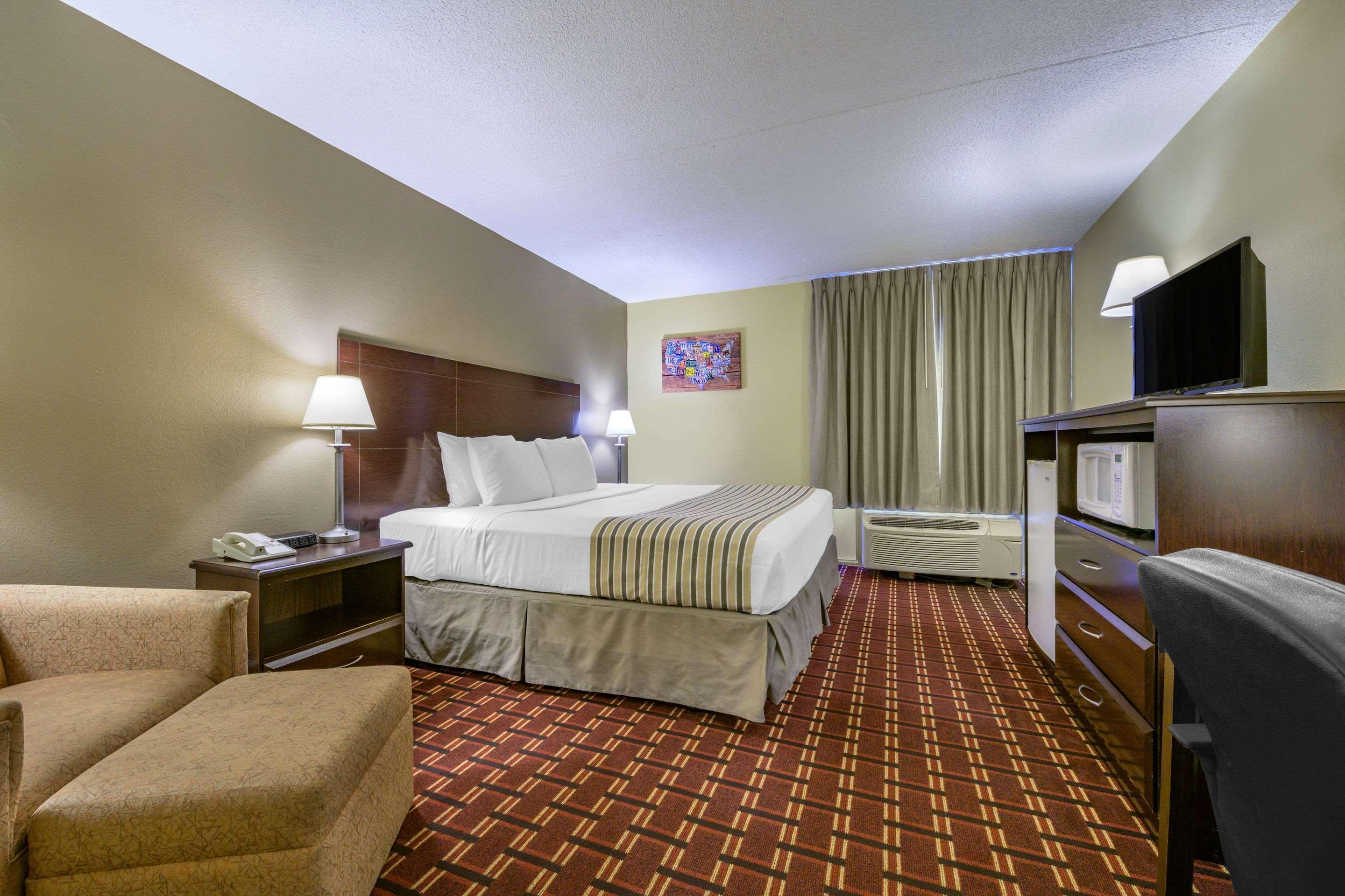 Econo Lodge Inn & Suites Triadelphia - Wheeling Eksteriør bilde