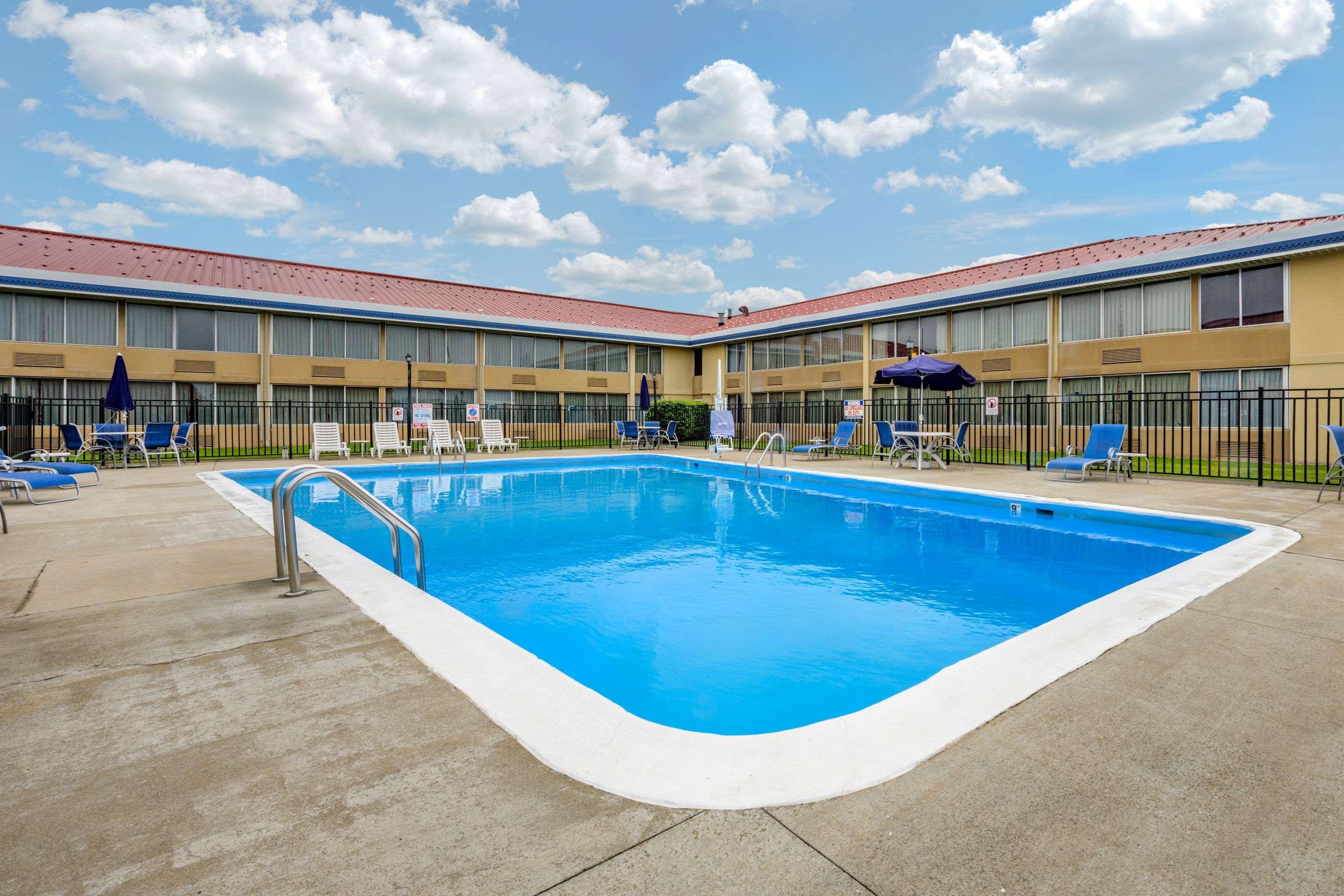 Econo Lodge Inn & Suites Triadelphia - Wheeling Eksteriør bilde