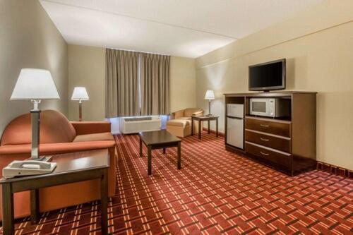 Econo Lodge Inn & Suites Triadelphia - Wheeling Eksteriør bilde
