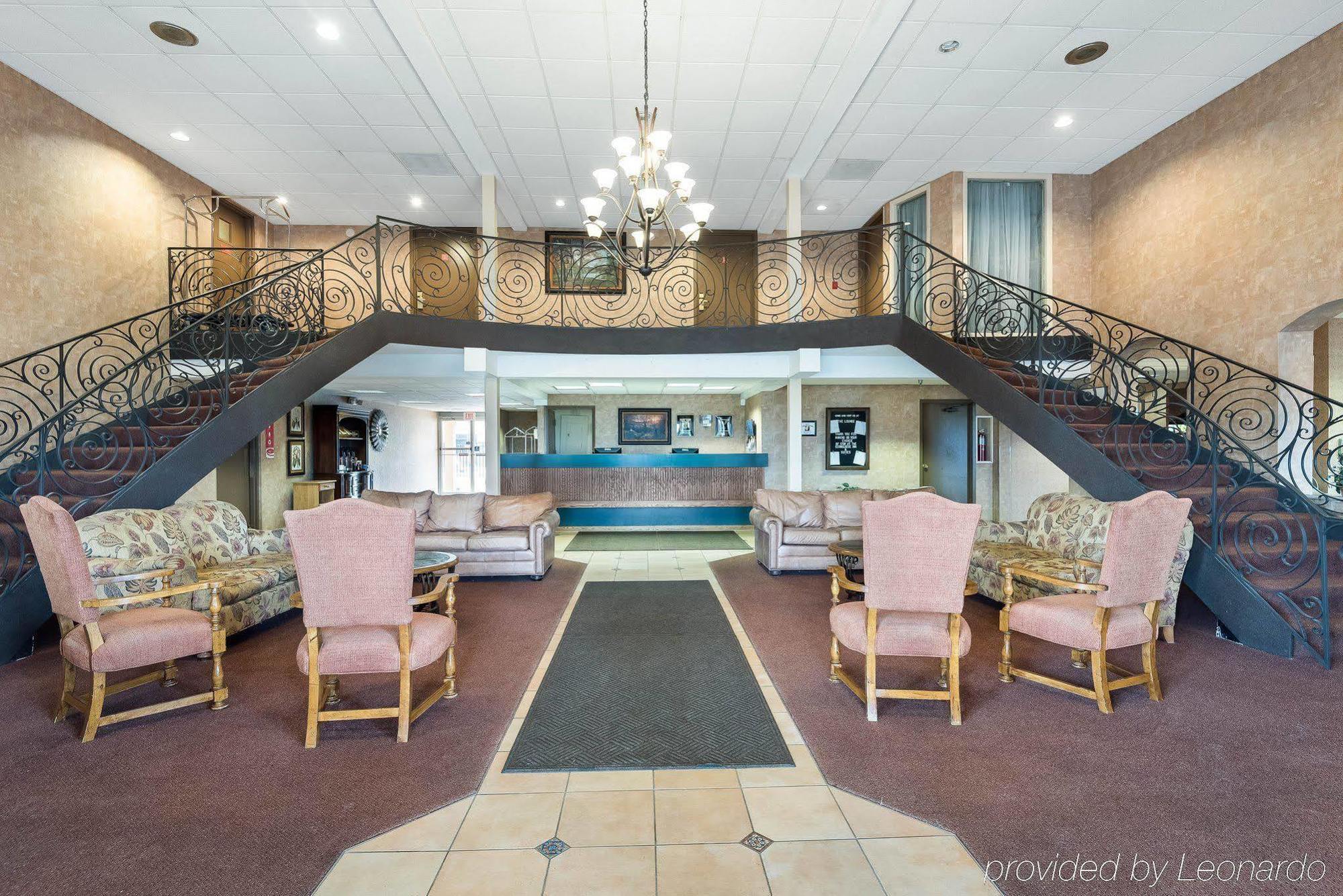 Econo Lodge Inn & Suites Triadelphia - Wheeling Eksteriør bilde