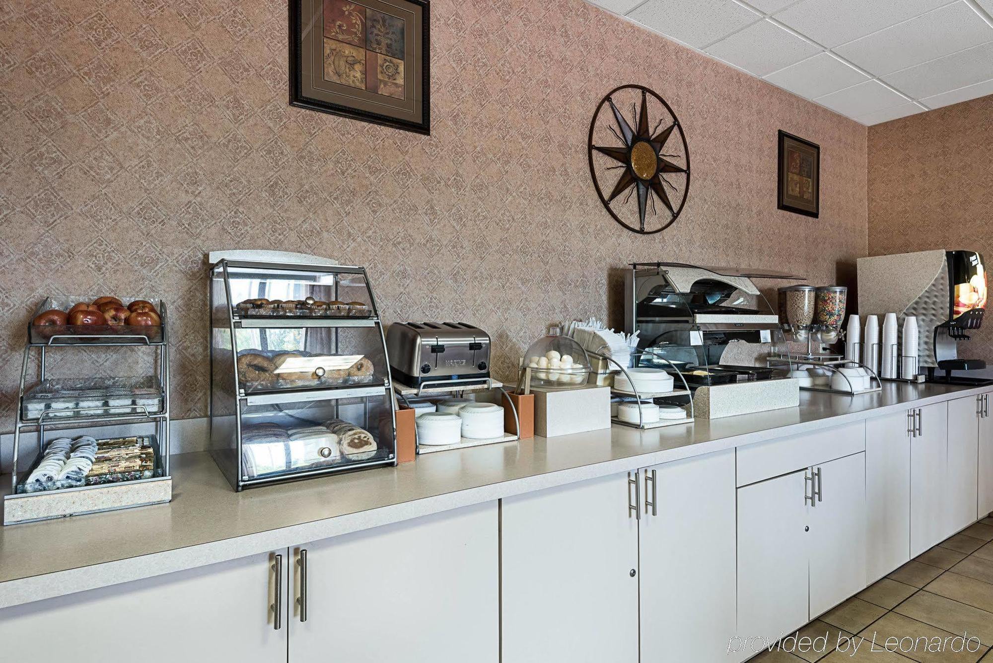Econo Lodge Inn & Suites Triadelphia - Wheeling Eksteriør bilde