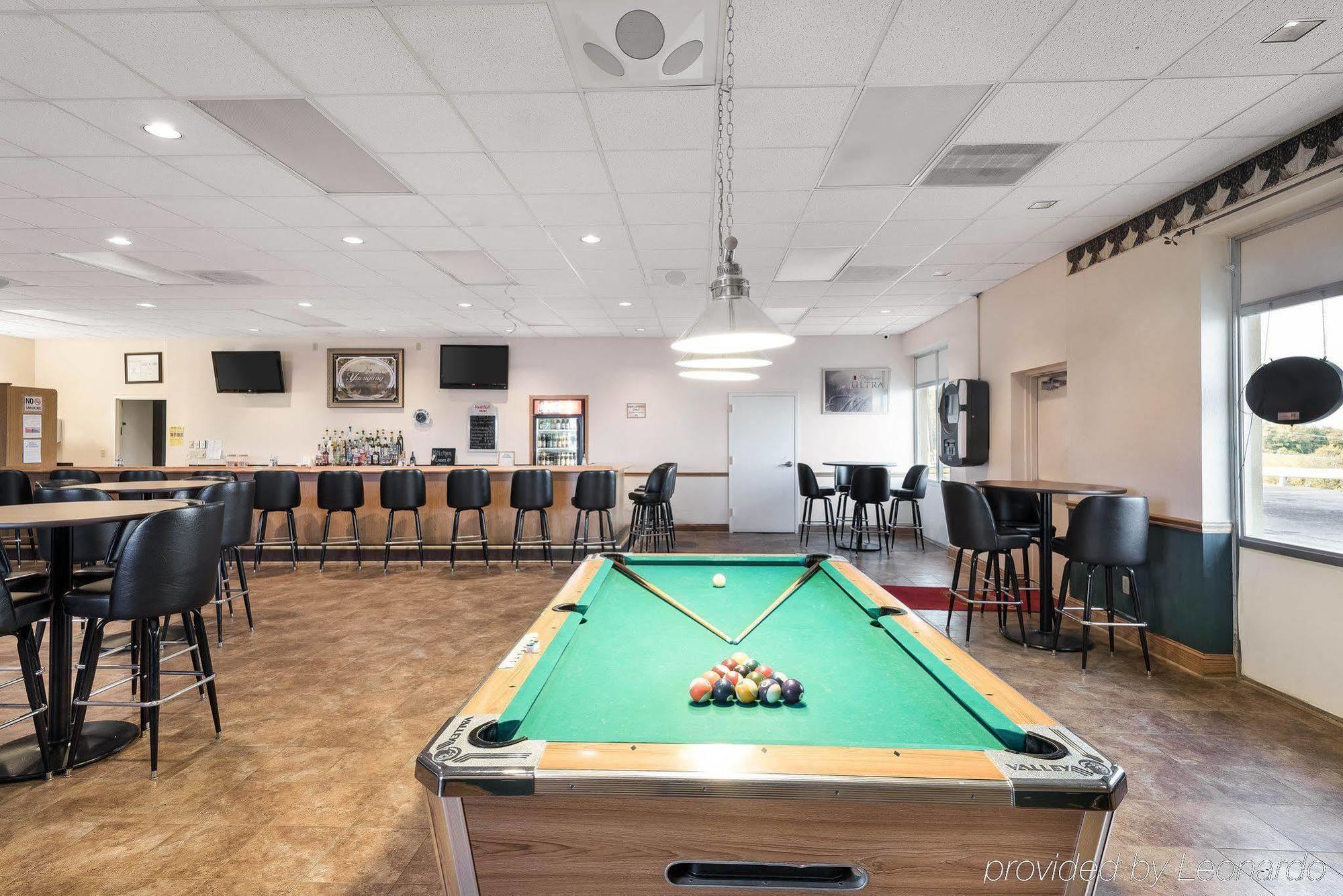 Econo Lodge Inn & Suites Triadelphia - Wheeling Eksteriør bilde
