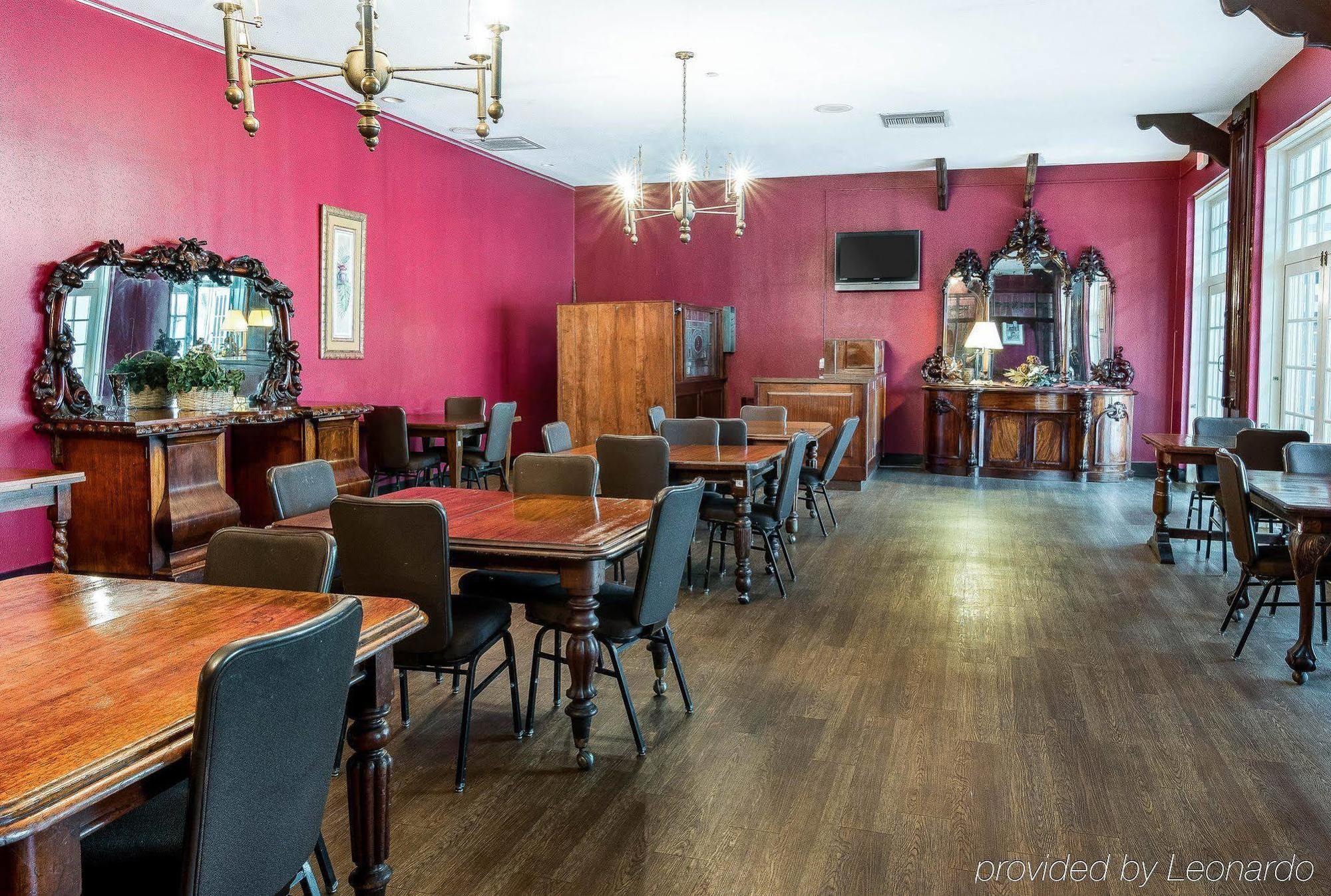 Econo Lodge Inn & Suites Triadelphia - Wheeling Eksteriør bilde
