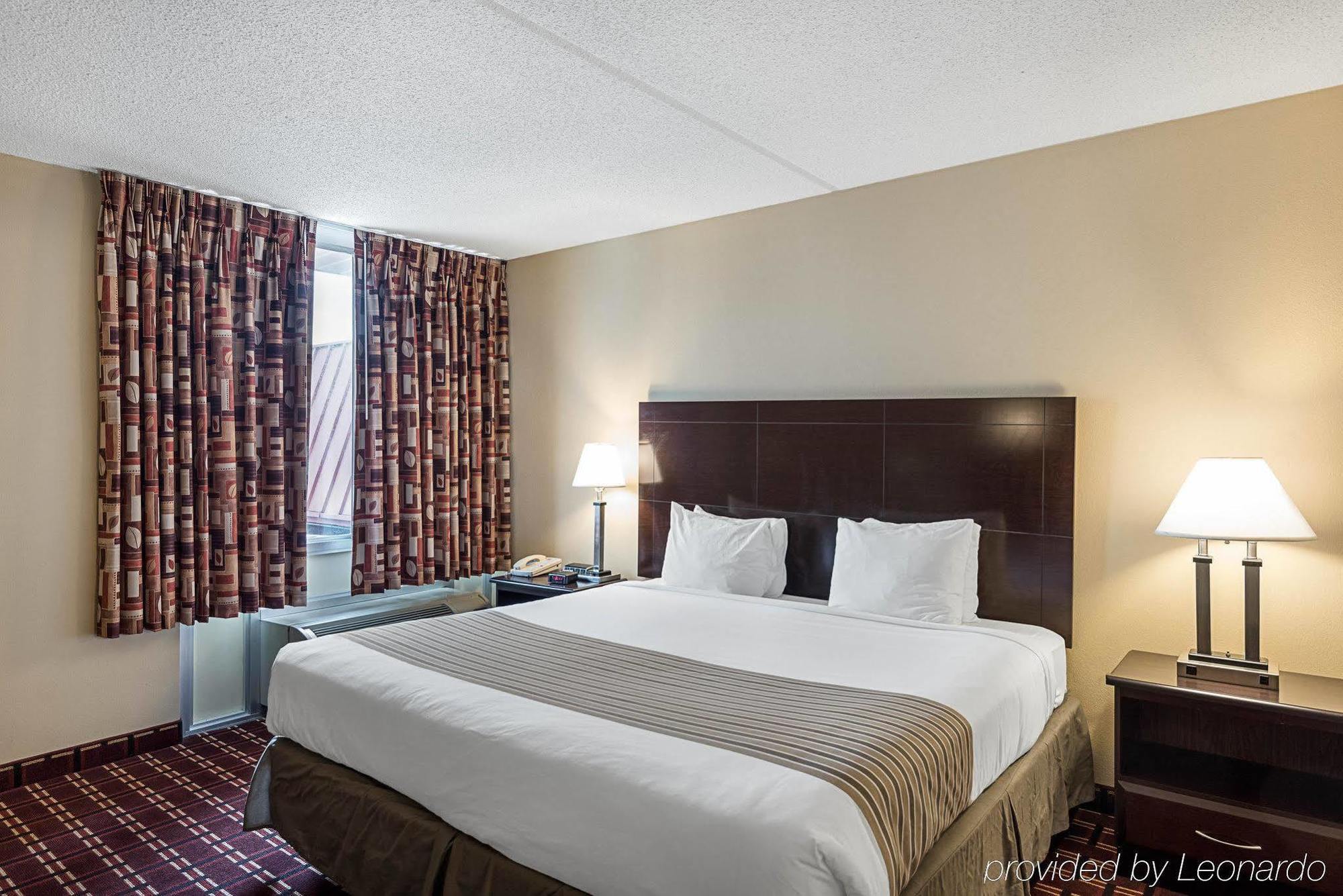 Econo Lodge Inn & Suites Triadelphia - Wheeling Eksteriør bilde
