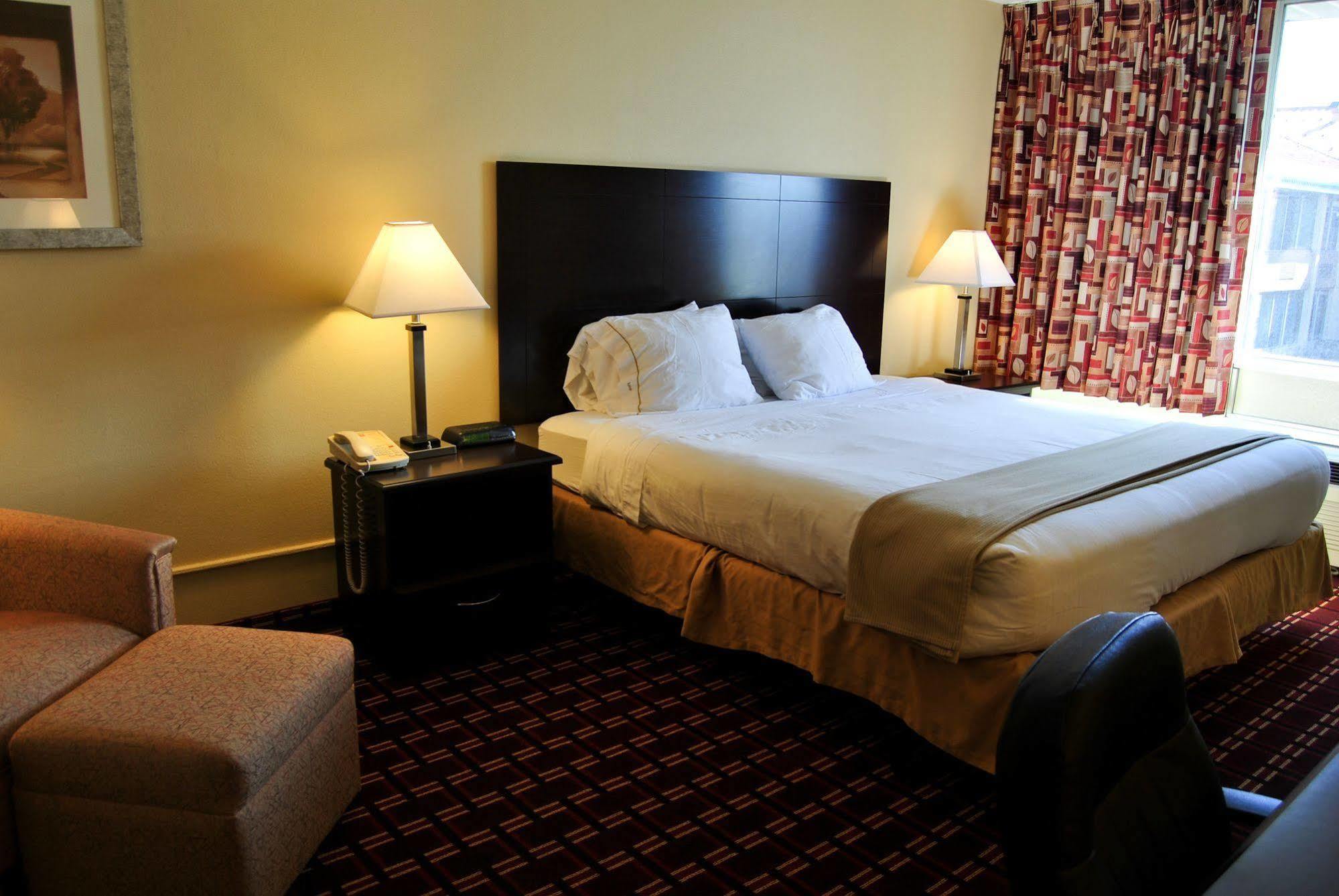 Econo Lodge Inn & Suites Triadelphia - Wheeling Eksteriør bilde