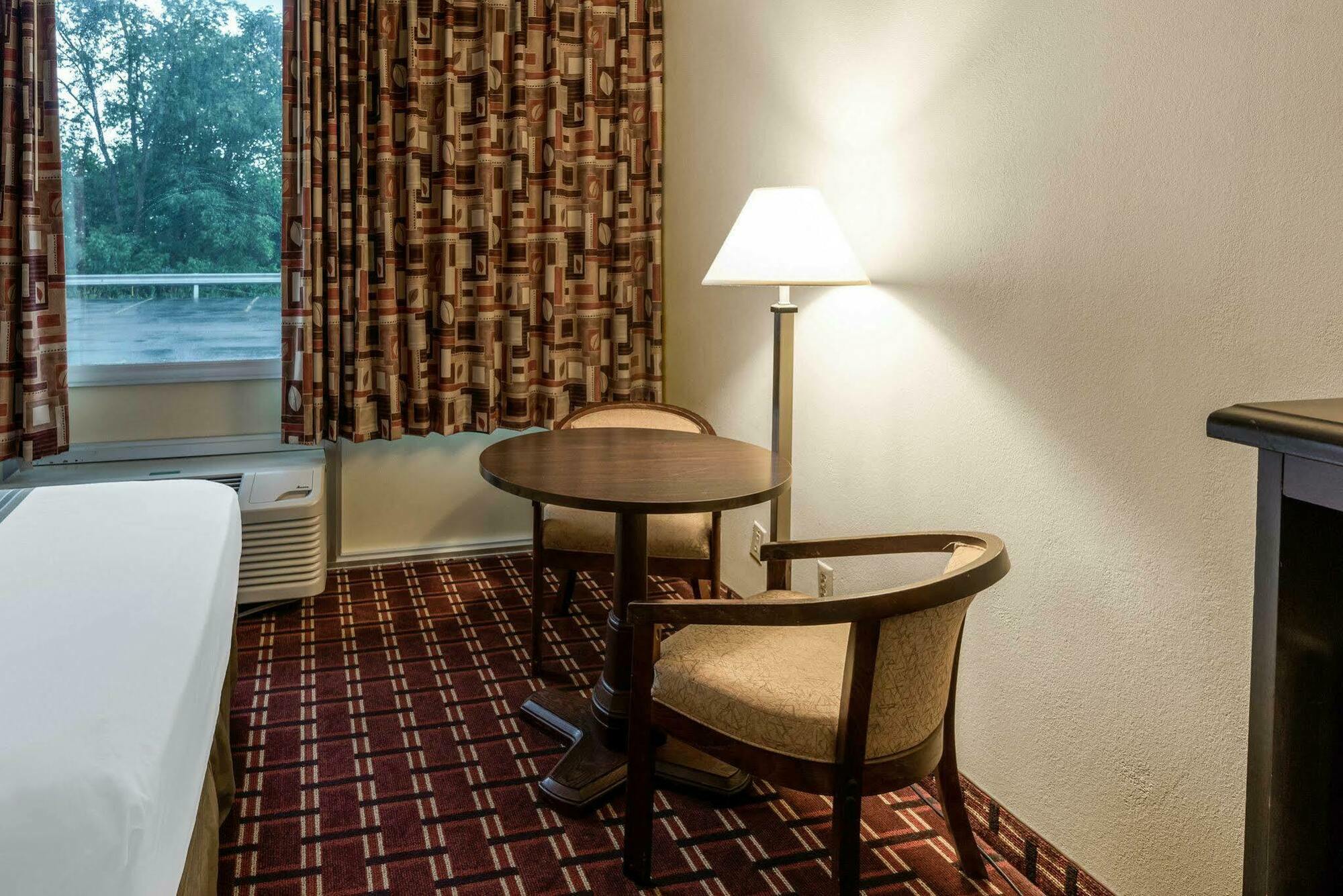 Econo Lodge Inn & Suites Triadelphia - Wheeling Eksteriør bilde