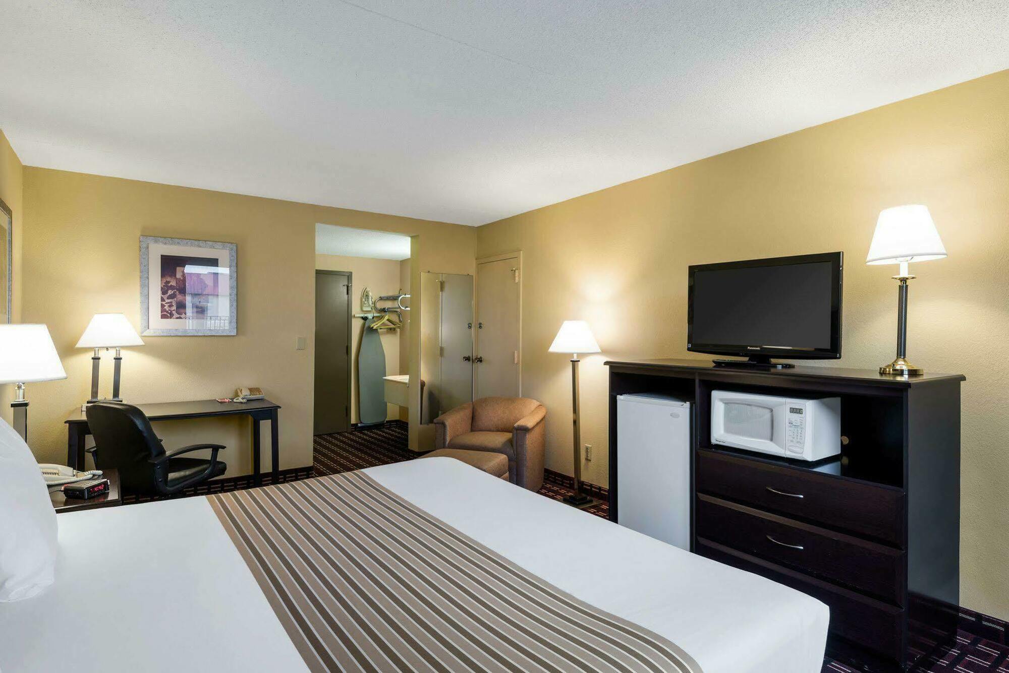 Econo Lodge Inn & Suites Triadelphia - Wheeling Eksteriør bilde