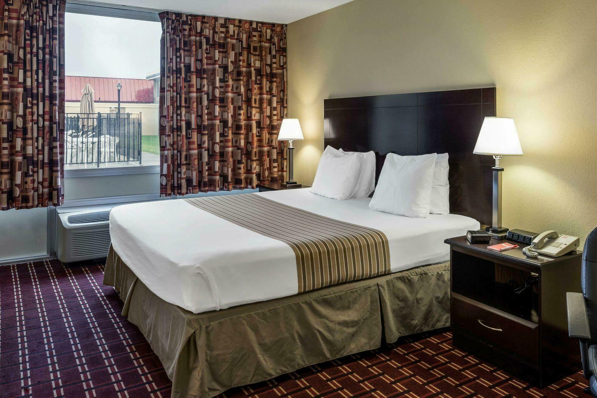 Econo Lodge Inn & Suites Triadelphia - Wheeling Eksteriør bilde
