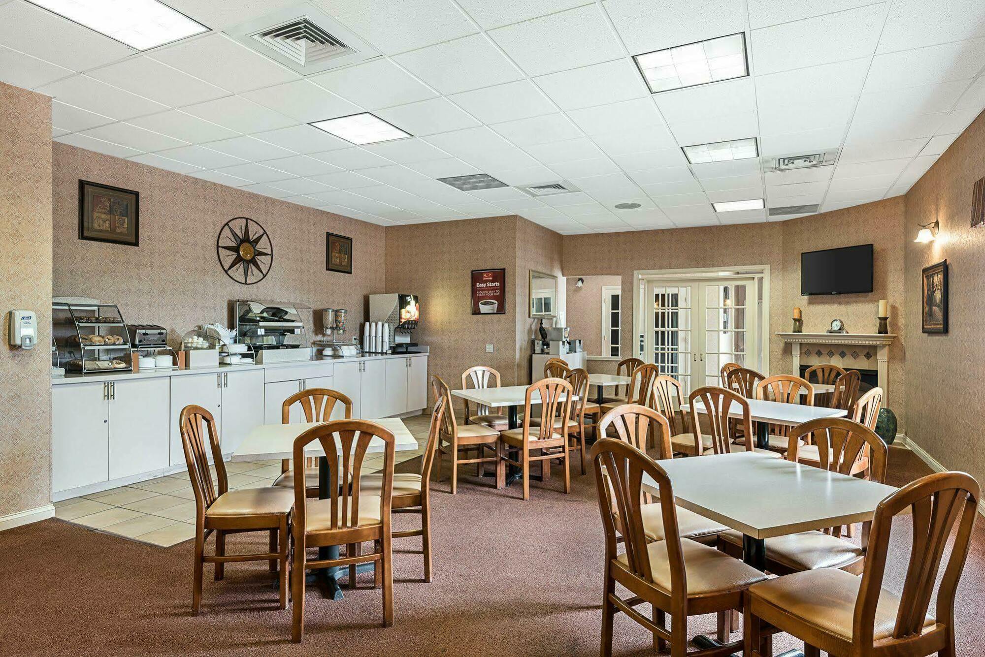 Econo Lodge Inn & Suites Triadelphia - Wheeling Eksteriør bilde
