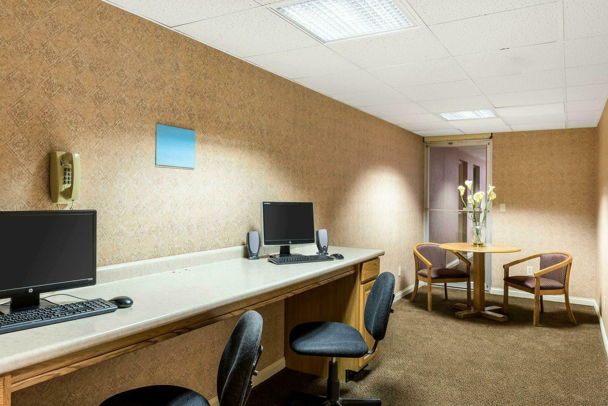 Econo Lodge Inn & Suites Triadelphia - Wheeling Eksteriør bilde