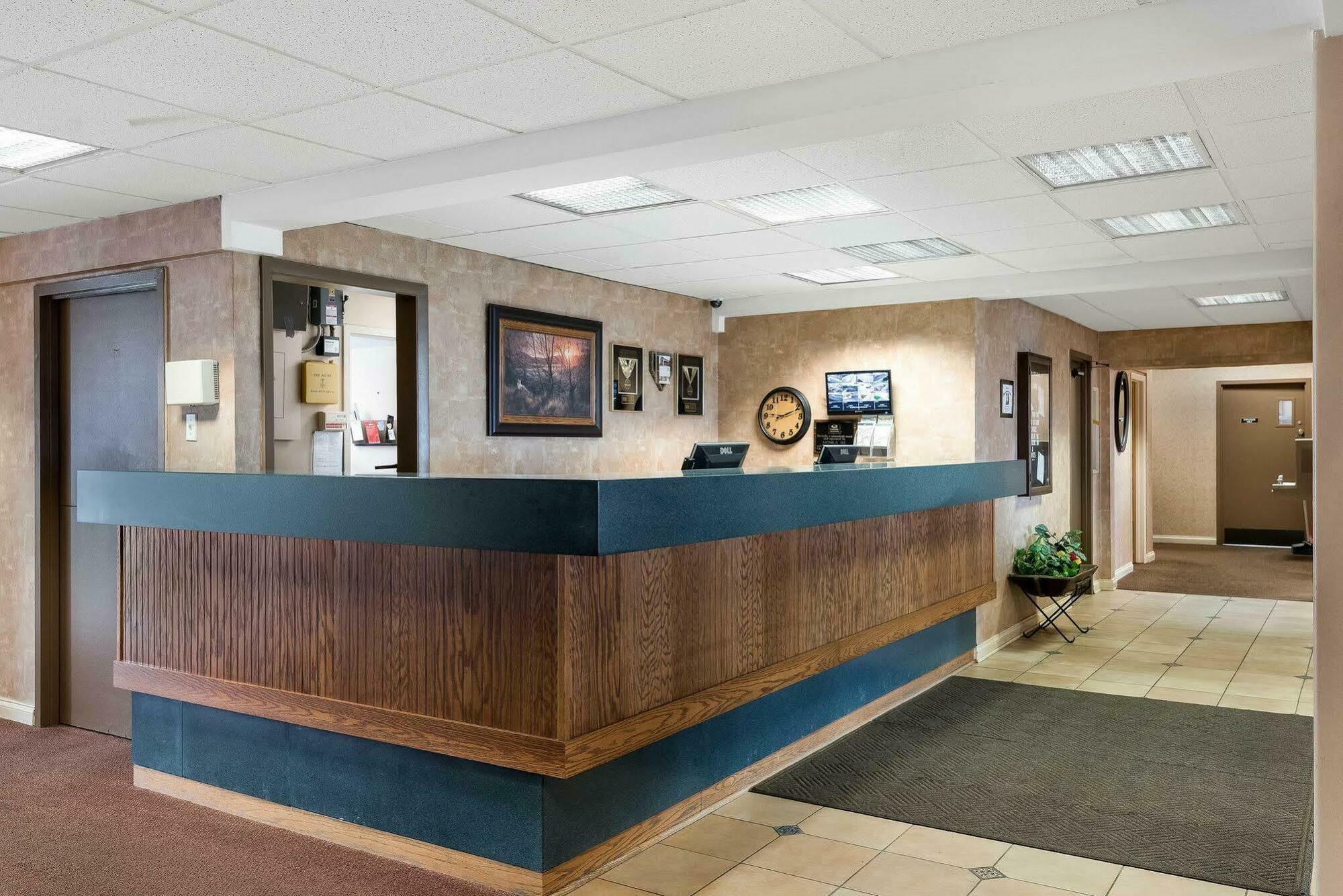 Econo Lodge Inn & Suites Triadelphia - Wheeling Eksteriør bilde