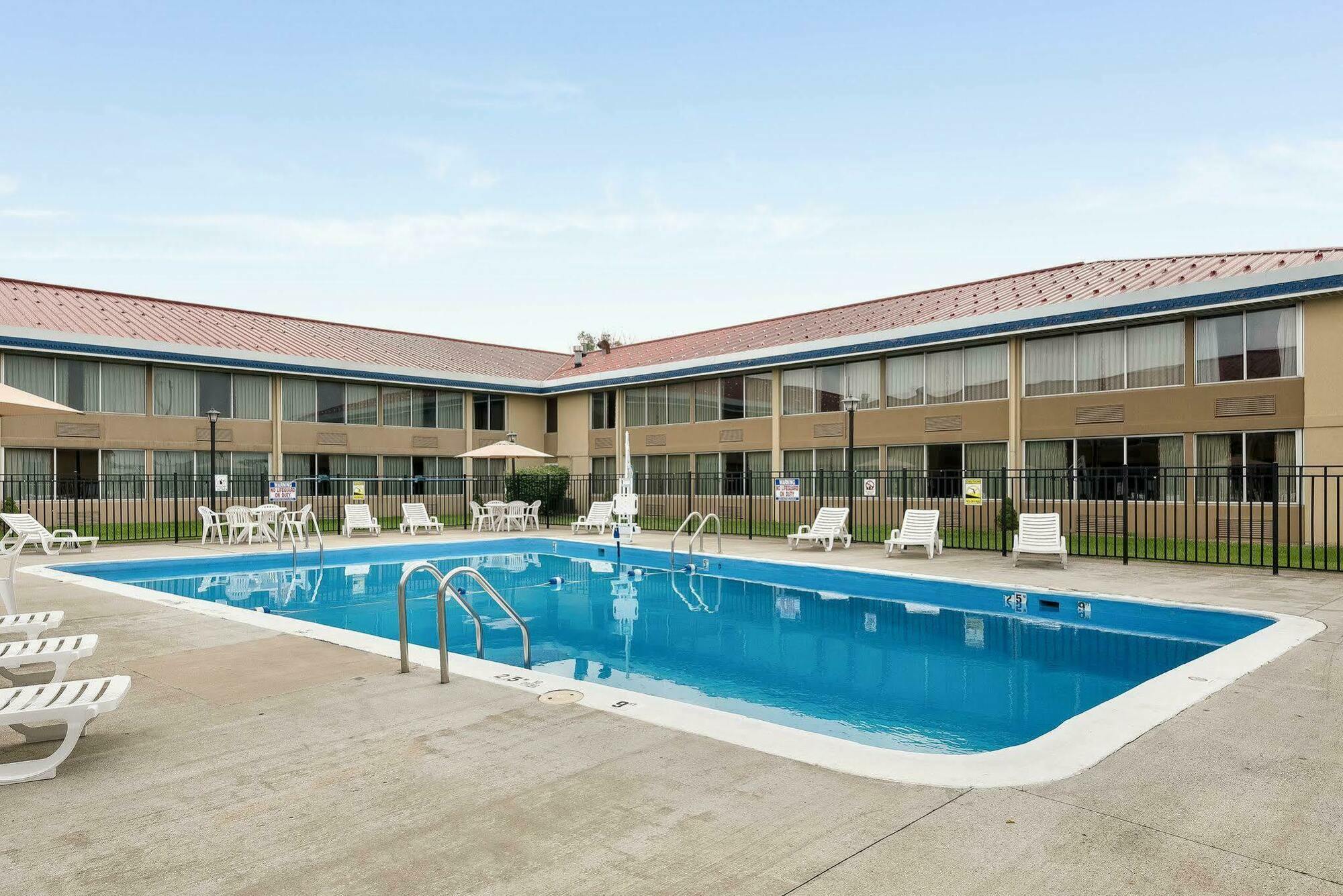 Econo Lodge Inn & Suites Triadelphia - Wheeling Eksteriør bilde